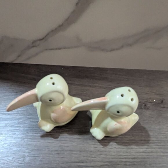 Ceramic Toucan Salt & Pepper Shaker Set Vintage Pastel Pink  Cream Collectible - Picture 4 of 7